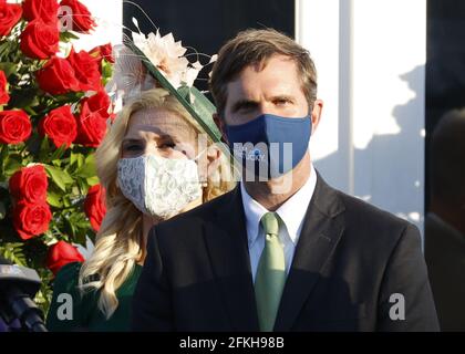 Louisville, Usa. Mai 2021. Andy Beshear (R), Gouverneur von Kentucky, und seine Frau Britainy werden gesehen, nachdem sie sich im Siegerkreis an die Zuschauer wendet, nachdem Medina Spirit mit Jockey John Velazquez am Samstag, 1. Mai 2021 in Louisville, Kentucky, den 147. Lauf des Kentucky Derby bei Churchill Downs gewonnen hat. Foto von Jason Szenes/UPI Credit: UPI/Alamy Live News Stockfoto