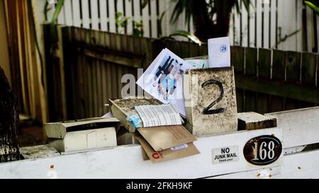Nahaufnahme eines wirklich chaotischen Postfachs in Brisbane, Australien Stockfoto