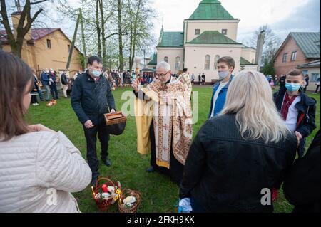 Lviv, Ukraine. Mai 2021. Ein ukrainischer Priester segnet Gläubige in einer griechisch-katholischen Kirche, während sie Ostern feiern, um die Auferstehung Jesu Christi von den Toten und das Fundament des christlichen Glaubens zu feiern. Kredit: SOPA Images Limited/Alamy Live Nachrichten Stockfoto