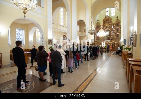 Lviv, Ukraine. Mai 2021. Gläubige, die laut Epitaph in einer griechisch-katholischen Kirche in einer Reihe beten, sehen, wie sie Ostern feiern, um die Auferstehung Jesu Christi von den Toten und das Fundament des christlichen Glaubens zu markieren. Kredit: SOPA Images Limited/Alamy Live Nachrichten Stockfoto