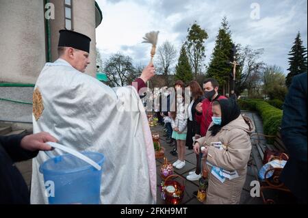 Lviv, Ukraine. Mai 2021. Ein ukrainischer Priester segnet Gläubige einer orthodoxen Kirche, während sie Ostern feiern, um die Auferstehung Jesu Christi von den Toten und das Fundament des christlichen Glaubens zu feiern. Kredit: SOPA Images Limited/Alamy Live Nachrichten Stockfoto