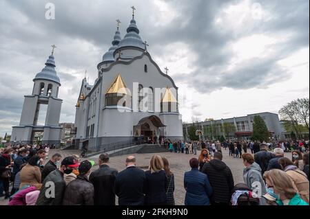 Lviv, Ukraine. Mai 2021. Die Christen stehen an der Reihe zur Weihe von Ostergebäck in einer griechisch-katholischen Kirche, wenn sie Ostern feiern, um die Auferstehung Jesu Christi von den Toten und das Fundament des christlichen Glaubens zu feiern. Kredit: SOPA Images Limited/Alamy Live Nachrichten Stockfoto