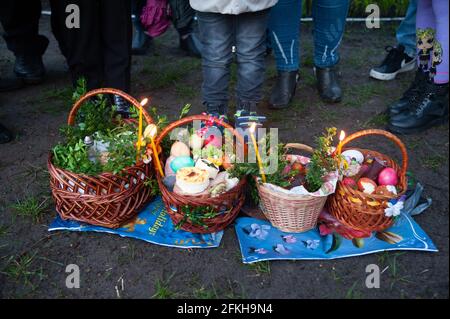 Lviv, Ukraine. Mai 2021. Osterkörbe, die vor der Weihe in einer griechisch-katholischen Kirche gesehen werden, während sie Ostern feiern, um die Auferstehung Jesu Christi von den Toten und das Fundament des christlichen Glaubens zu markieren. Kredit: SOPA Images Limited/Alamy Live Nachrichten Stockfoto