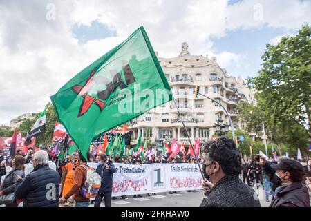 Barcelona, Spanien. Mai 2021. Ein Protestler, der während der Demonstration eine Flagge schwenkte, mit der Aufschrift: IAC Alternative Intergewerkschaft Kataloniens.mit dem Slogan "das Land ist der Arbeiterklasse gegenüber verschuldet" riefen die Arbeiterkommissionen (CC.OO) und die Gewerkschaft der Beschäftigten (UGT) am 1. Mai zu einer Demonstration zum Internationalen Arbeitertag auf. (Foto von Thiago Prudencio/SOPA Images/Sipa USA) Quelle: SIPA USA/Alamy Live News Stockfoto