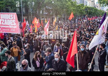 Barcelona, Spanien. Mai 2021. Die Protestierenden marschierten mit Fahnen und Transparenten während der Demonstration.mit dem Slogan "das Land ist der Arbeiterklasse gegenüber verschuldet" riefen die Arbeiterkommissionen (CC.OO) und die Allgemeine Gewerkschaft der Arbeiter (UGT) zu einer Demonstration am 1. Mai zum "Internationalen Arbeitertag" auf. (Foto von Thiago Prudencio/SOPA Images/Sipa USA) Quelle: SIPA USA/Alamy Live News Stockfoto