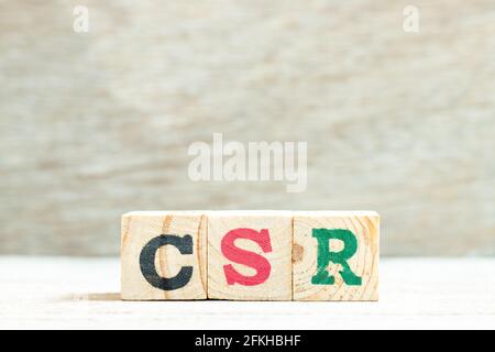 Buchstabenblock im Wort CSR (Abkürzung für Corporate Social Responsibility) auf Holzhintergrund Stockfoto