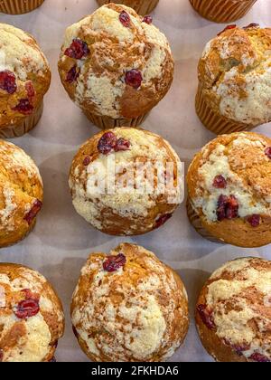 Vollformat-Foto von Himbeer-Muffins auf einem Tablett Stockfoto