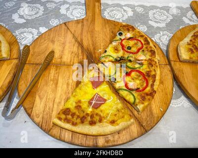 Scheiben Paprika und Pepperoni Pizza in einer Party Stockfoto