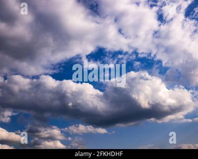 Wolken am blauen Himmel Stockfoto