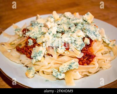 Hausgemachte Pasta mit Hackfleisch und zerdrückter blauer Schimmelpilze Käse Stockfoto