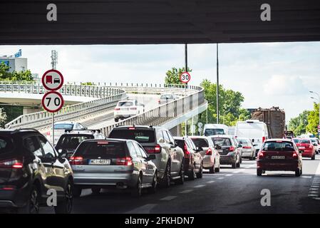Warschau, Polen - 22. Mai 2020: Verkehr im Stadtzentrum. Staus in der Stadt an einem sonnigen Tag. Stockfoto
