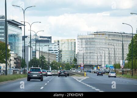 Warschau, Polen - 22. Mai 2020: Verkehr im Stadtzentrum. Staus in der Stadt an einem sonnigen Tag. Stockfoto
