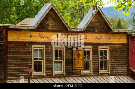 Vintage-Schilder auf Holzgebäuden in Winthrop, Bundesstaat Washington, USA. Winthrop hat ein westliches Thema mit hölzernen Gehwegen. Stockfoto