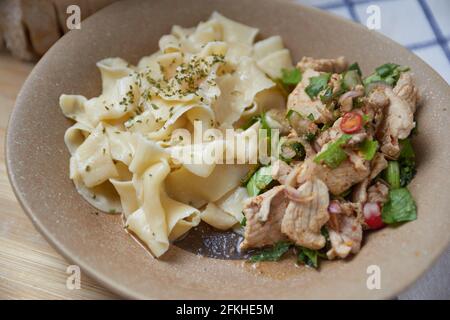 Hausgemachte Pasta mit würzigen Salat Park Stockfoto