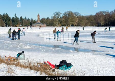 Hoenderloo Niederlande - 13. Februar 2021 - Schlittschuhlauf auf Teich Des Jagdhauses St Hubertus im Nationalpark Hoge Veluwe Stockfoto