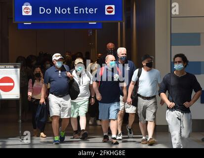 Orlando, Usa. Mai 2021. Passagiere mit Gesichtsmasken als vorbeugende Maßnahme gegen die Ausbreitung der Covid-19 kommen am Orlando International Airport an. Am 30. April 2021 hat die Transportation Security Administration das Bundesmaskenmandat, das am 11. Mai auslaufen sollte, für alle Fluggäste über 2 Jahren bis zum 13. September verlängert. Kredit: SOPA Images Limited/Alamy Live Nachrichten Stockfoto