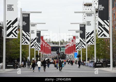 Olympic Way im Wembley Park, London. Der Wembley Park, Londons weltweit renommiertes Unterhaltungsviertel, hat in den letzten 70 Jahren einen bedeutenden Wandel erfahren, wobei die neu errichteten olympischen Stufen das letzte Puzzleteil bei der Entwicklung des legendären Olympic Way, auch bekannt als „Wembley Way“, bedeuten. Bilddatum: Dienstag, 27. April 2021. Stockfoto