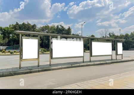 Leere Plakatwand in einer Bushaltestelle, in städtischer Umgebung, mit Kopierraum Stockfoto