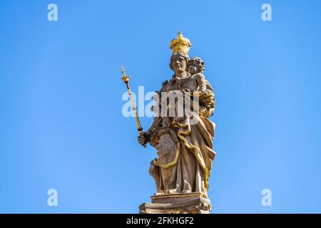 Marienstatue der Mariensäule in Duderstadt, Niedersachsen, Deutschland Marienstatue auf der Säule in Duderstadt, Niedersachsen, Deutschland Stockfoto