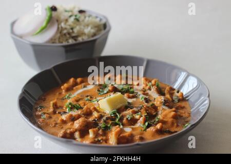 Gerösteter Blumenkohl mit Tomaten- und Cashewsoße. Serviert als Beilage für Basmati-Reis mit Kreuzkümmel. Beliebte Mahlzeit Kombination aus Nordindien po Stockfoto