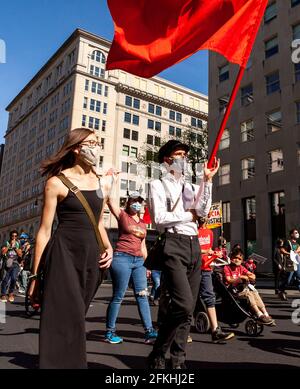 Washington, DC, USA, 1. Mai 2021. Im Bild: Die Progressive Labour Party und andere für den Kommunismus marschieren am 1. Mai für Arbeitnehmerrechte und Gewerkschaften. Kredit: Allison C Bailey / Alamy Live Nachrichten Stockfoto