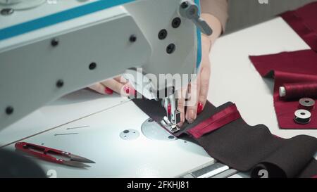 Schießen von Schneidernähen Auftrag auf elektrische Maschine Stockfoto