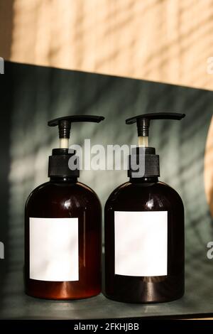 Umweltfreundliche Flasche oder Glas mit natürlichen Hautpflegemitteln, Cremes oder Ölen auf grünem Hintergrund. Pflanzliche Kosmetikprodukte Stockfoto