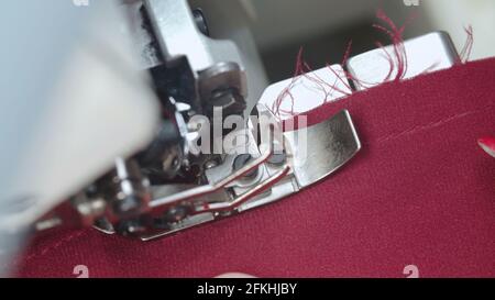 Erschießung einer Schneiderin, die Ordnung auf elektrischen Overlock näht Stockfoto