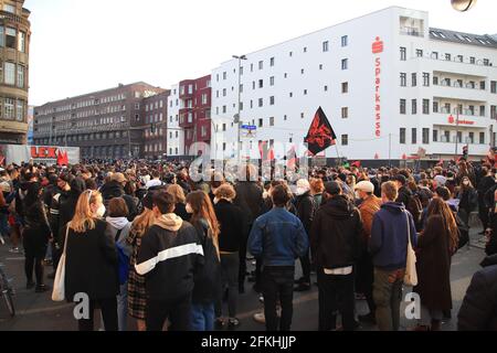 Berlin, Deutschland - 01. Mai 2021: Viele Menschen feiern den Tag der Arbeit in Berlin, Neukölln Stockfoto