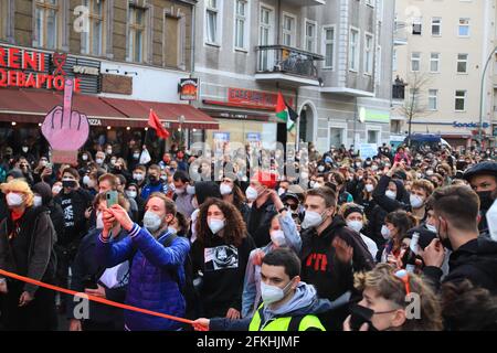 Berlin, Deutschland - 01. Mai 2021: Viele Menschen feiern den Tag der Arbeit in Berlin, Neukölln Stockfoto