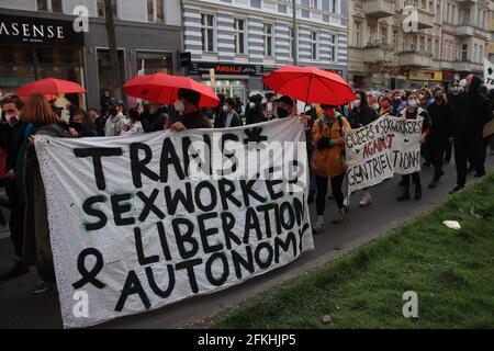 Berlin, Deutschland - 01. Mai 2021: Protestierende mit einem Transparent mit dem Slogan „ Trans-Sexarbeiter-Befreiungsautonomie“ bei Demonstrationen am 1. Mai auf der St. Stockfoto