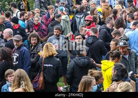 Frankreich, 1. Mai 2021. Auch eine Kundgebung in Saint-Léonard (ehemals Gefängnis von Liège). Mehrere Dutzend von ihnen feierten friedlich. Für den 1. Mai waren mehrere Demonstrationen geplant. Trotz der Unterstützung von Bürgermeister Willy Demeyer haben die Restaurants nicht geöffnet. Mehrere Demonstrationen wurden verboten, Nation (ganz rechts), Antifa (ganz links) sowie die Rave Party Kundgebung im Parc-d'Avroy. Lüttich, Belgien, am 01. Mai 2021. Foto von Philippe Bourguet /BePress/ABACAPRESS.COM Stockfoto