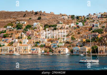 Blick auf Symi, eine kleine Insel des Dodekanes, die Besucher mit der ruhigen Atmosphäre und seiner fabelhaften Architektur begeistert. Stockfoto