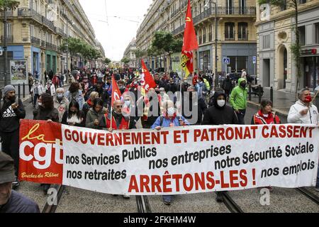 Frankreich, 1. Mai 2021. Die Demonstranten halten die Transparente, während sie an der jährlichen Kundgebung am 1. Mai (Tag der Arbeit) in Marseille im Südosten Frankreichs am 1. Mai 2021 teilnehmen. Foto von Denis Thaust/Avenir Pictures/ABACAPRESS.COM Stockfoto