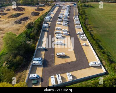 Henlow, Bedfordshire, Großbritannien. Mai 2021. Luftaufnahme des neuen Hochsicherheitslagers für Wohnwagen und Wohnmobil (Kingfisher Park), das gebaut wurde, um der gestiegenen Nachfrage nach Wohnmobilisten gerecht zu werden, die ihr Eigentum sicher halten müssen. Die Verkäufe von Reisemobilen und Caravans haben während der Sperre dramatisch zugenommen, da Briten sich darauf vorbereiten, 2021 für ihren Urlaub in Großbritannien zu bleiben, was das Wort „Taycationers“ hervorgebracht hat. Stockfoto