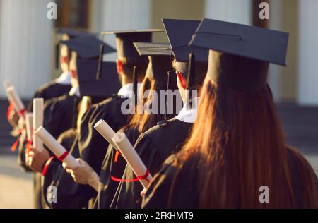 Graduate Group.University Absolventen Schlange halten Grad Auszeichnung in der Graduierung Rückansicht der Zeremonie Stockfoto