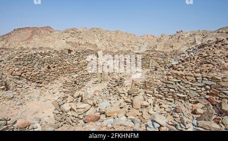 Blick auf alte verlassene Ruinen römischer Steinbruchhäuser Bei Mons Claudianus in der östlichen Wüste Ägyptens Stockfoto