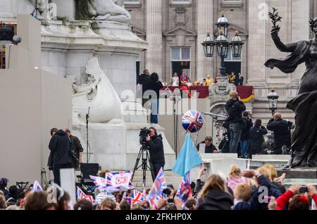 2011 Königliche Hochzeit. Viele Menschen drängen sich in die Mall vor dem Buckingham Palace, um einen Blick auf William und Kate zu werfen. Massen. Medienkamera Stockfoto