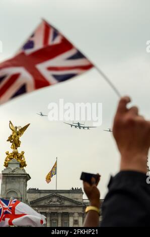 2011 Königliche Hochzeit. Royal Air Force, RAF flypast über der Mall und Buckingham Palace zur Hochzeit von William und Kate. Union Jack-Flagge winkt Stockfoto