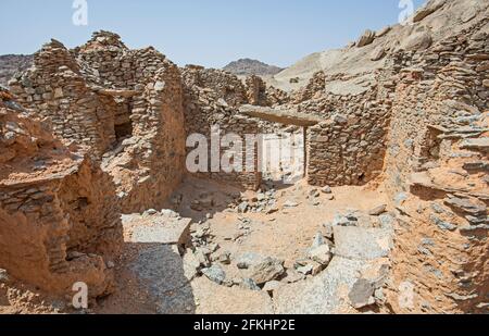 Blick auf alte verlassene Ruinen römischer Steinbruchhäuser Bei Mons Claudianus in der östlichen Wüste Ägyptens Stockfoto