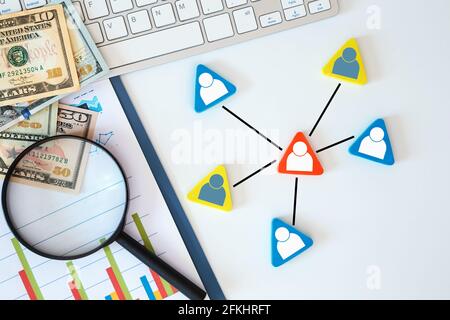 Organisationsstruktur, Teambildung, Rekrutierung, Management und Personalkonzepte. Personensymbole miteinander verknüpft. Stockfoto