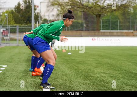 Carouge, Schweiz. Mai 2021. 1. Mai 2021, Carouge, Stade de la Fontenette, AXA Women's Super League: Servette FC Chenois Feminin - FC St.Gallen-Staad, St. Gallen-Staad Team während des Warm-Up (Schweiz/Kroatien OUT) Quelle: SPP Sport Pressefoto. /Alamy Live News Stockfoto