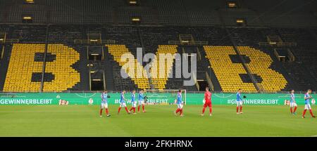 Dortmund, Deutschland. 1. Mai 2021. firo: 01.05.2021, Fuvuball: Fußball: DFB-Pokal, Halbfinale, Saison 2020/21 BVB, Borussia Dortmund - Holstein Kiel 5: 0 die Spieler aus Holstein vor dem BVB-Schriftzug Credit: Ralf Ibing/firo Sportfoto/Pool weltweite Nutzung/dpa/Alamy Live News Stockfoto