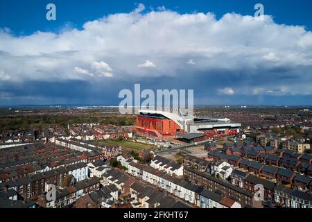 Luftaufnahme von Anfield zeigt das Stadion in seiner städtischen Umgebung von Wohnhäusern umgeben Stockfoto