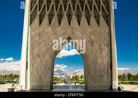 Der Azadi-Turm, früher bekannt als Shahyad-Turm, ist ein Denkmal auf dem Azadi-Platz in Teheran, Iran. Es ist eines der Wahrzeichen von Teheran Stockfoto