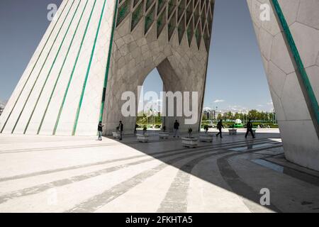 Der Azadi-Turm, früher bekannt als Shahyad-Turm, ist ein Denkmal auf dem Azadi-Platz in Teheran, Iran. Es ist eines der Wahrzeichen von Teheran Stockfoto