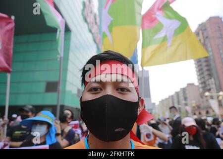 2. Mai 2021, Taipei, Taipei, Taiwan: Fast eintausend Burmesen halten Porträts von Aung San Suu Kyi, blitzen einen dreifingigen Gruß, winken Myanmar-Fahnen und singen Slogans in der Nähe des Taipei 101, das während einer Demonstration gegen den anhaltenden Militärputsch und die Diktatur in Myanmar errichtet wurde. Die Gruppe ruft dazu auf, die internationale Gemeinschaft einschließlich der ASEAN-Länder stärker auf die Situation aufmerksam zu machen und solidarisch mit den pro-demokratischen Demonstranten zu sein, nachdem eine Reihe willkürlicher Tötungen und Festnahmen der National League for Democracy Aung San Suu Kyi, von Beamten und Demonstranten durch den Militärs durchgeführt wurden Stockfoto