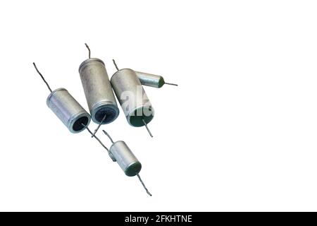 Kondensatoren aus Metall und Papier. Alte hochwertige elektronische Komponenten von Röhrenschallverstärkungsanlagen. Isoliert auf weißem Hintergrund Stockfoto