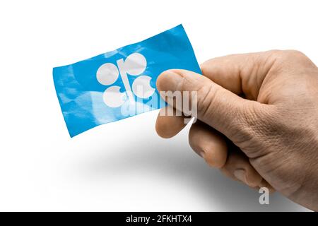 Hand hält eine Karte mit einer nationalen Flagge der Organisation der Erdöl exportierenden Länder Stockfoto