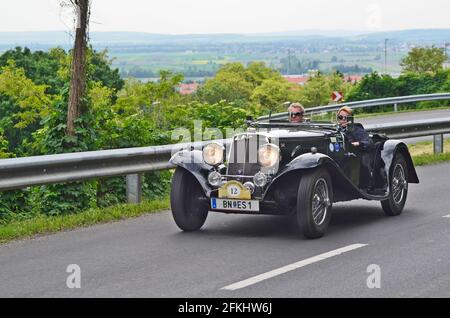 Eisenstadt, Österreich - 14. Mai 2011: Aston Martin auf der 8. Oldtimer Fahrt - ein jährlicher Wettbewerb für Oldtimer auf der Sonderbühne über dem Stotzinger Berg Stockfoto